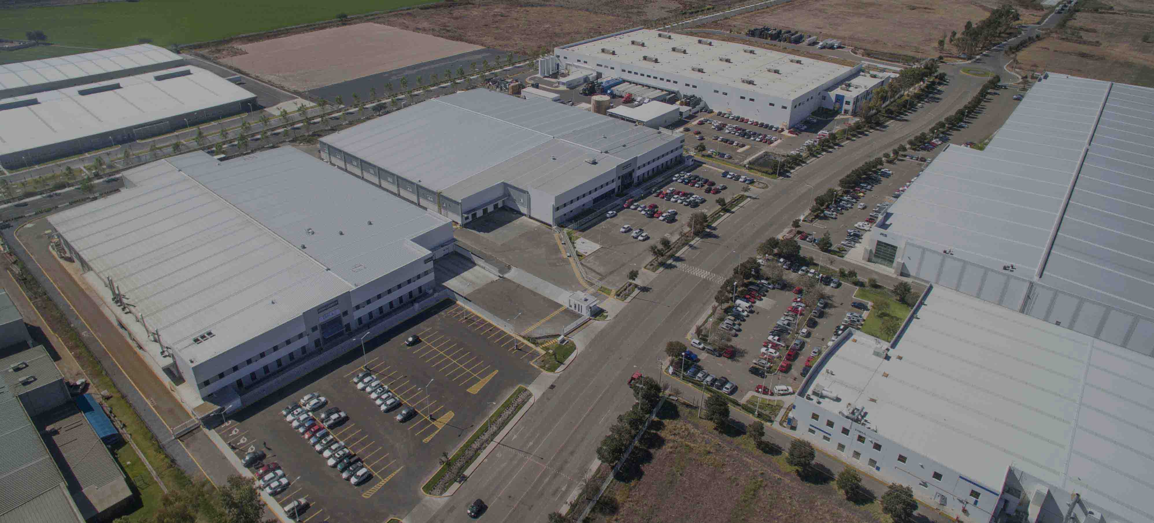 fotografia aerea a naves industriales